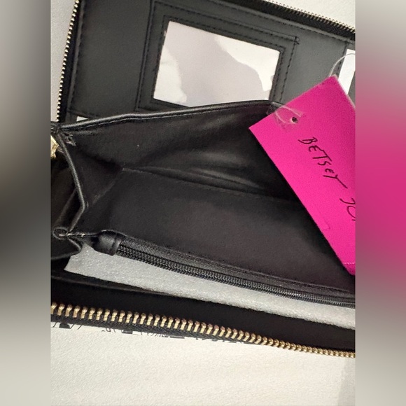 Betsey Johnson NWT Skull Rose Zip-Around Wristlet Wallet Black White - Picture 11 of 13